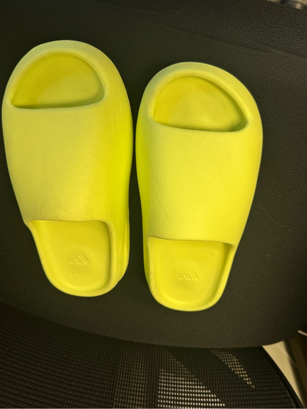 Yeezy Foam Slide Sandals in Neon Yellow - Picture 1 of 2